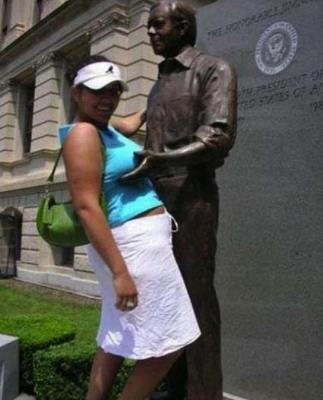 邪恶达人与雕像合影