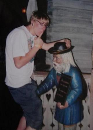 邪恶达人与雕像合影