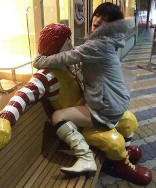 邪恶达人与雕像合影