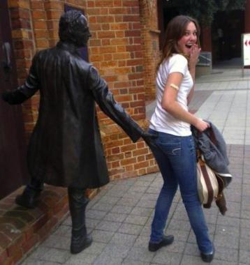 邪恶达人与雕像合影