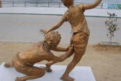 邪恶达人与雕像合影