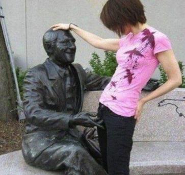 邪恶达人与雕像合影