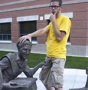 邪恶达人与雕像合影