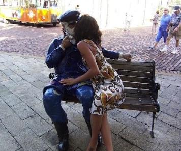 邪恶达人与雕像合影