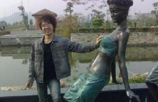 邪恶达人与雕像合影