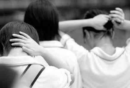 因不满学校要求剪短发而跳楼