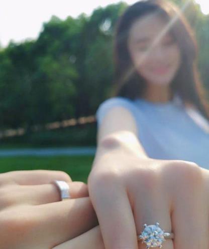 张馨予何捷相识过程