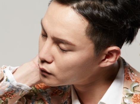 尹正跟张国荣好像他跟张国荣什么关系