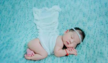 新生儿打喷嚏的原因