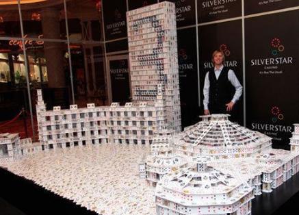 世界上最宏伟的扑克牌建筑