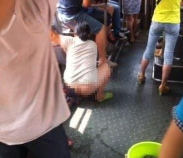 奇葩女子公交车内当众大小便 奇葩女子公交车内当众大小便