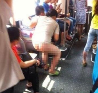 奇葩女子公交车内当众大小便 奇葩女子公交车内当众大小便