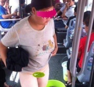 奇葩女子公交车内当众大小便 奇葩女子公交车内当众大小便
