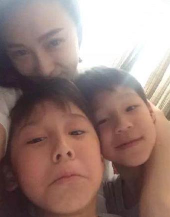乐珈彤现在怎么样了：乐珈彤与儿子合照
