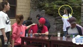 邓伦心有所属这些小细节暴露了他的心思:邓伦美照 邓伦心有所属这些小细节暴露了他的心思:邓伦美照