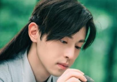 邓伦心有所属这些小细节暴露了他的心思:邓伦美照 邓伦心有所属这些小细节暴露了他的心思:邓伦美照