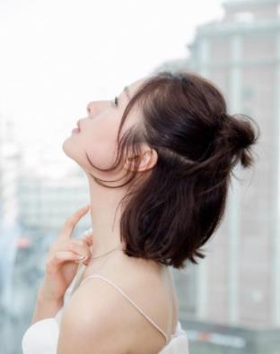 江一燕图片：江一燕短发性感调皮写真