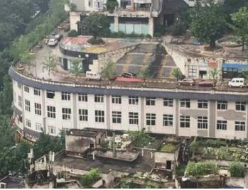 偶尔列车司机还需要清理一下楼上落在轨道上的被褥.
