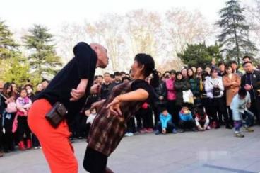 郑州尬舞：尬舞令人尴尬引起众怒 市民表示不忍直视