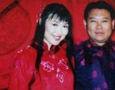 胡中惠郭德纲前妻现在怎么样了：胡中惠与现任老公合影