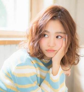 20适合圆脸的卷发图片：圆脸发型冬季自救指南