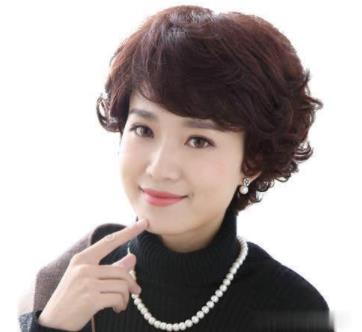 40岁留什么发型显年轻：适合40岁女人烫的头发