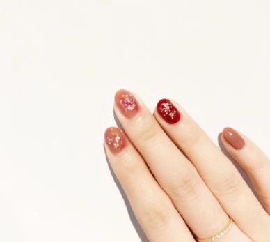 美甲图片简单大方显白：19年最新潮流简单大气美甲图片