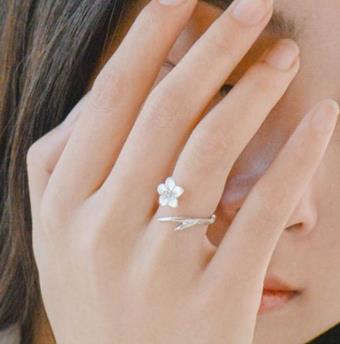 男女婚戒的正确戴法:男女戴戒指五个手指的含义
