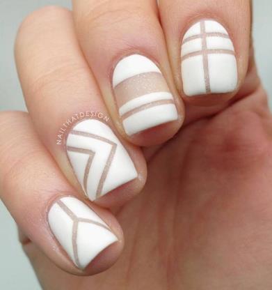 法式美甲图片大全：2019法式简单时尚的美甲图案