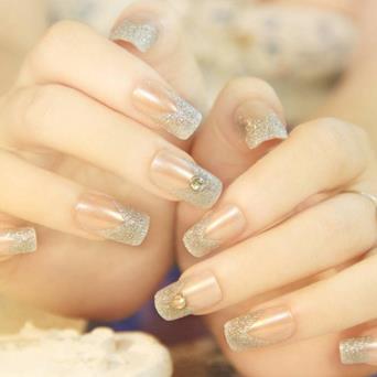 法式美甲图片大全：2019法式简单时尚的美甲图案