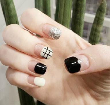 法式美甲图片大全：2019法式简单时尚的美甲图案