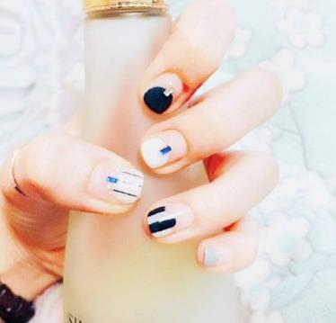 法式美甲图片大全：2019法式简单时尚的美甲图案