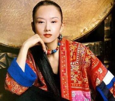 杨丽萍吃饭都要人喂：杨丽萍洱海别墅拆了吗