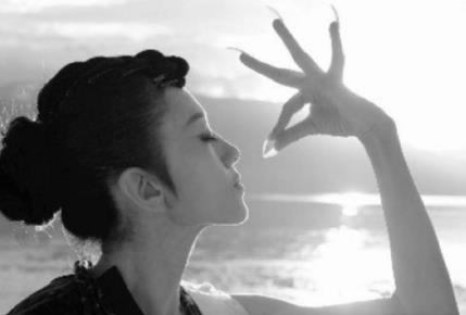 杨丽萍吃饭都要人喂：杨丽萍洱海别墅拆了吗