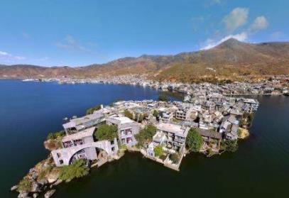 杨丽萍吃饭都要人喂：杨丽萍洱海别墅拆了吗