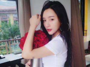 闫笑和卜冠之是情侣吗：闫笑整容前后照片