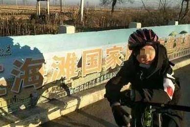 父亲让儿子顶冷风骑行150公里：这样对孩子真的好吗