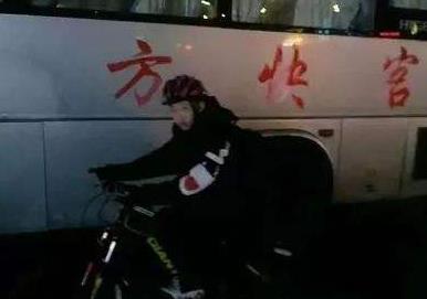 父亲让儿子顶冷风骑行150公里：这样对孩子真的好吗