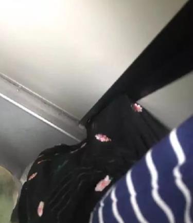 小伙乘地铁衣服被夹7站：网友爆相同地铁境遇尴尬了