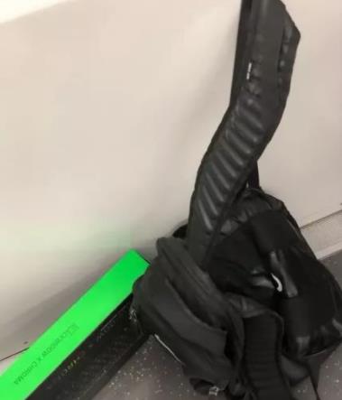 小伙乘地铁衣服被夹7站：网友爆相同地铁境遇尴尬了