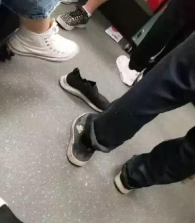 小伙乘地铁衣服被夹7站：网友爆相同地铁境遇尴尬了