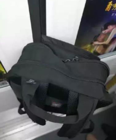 小伙乘地铁衣服被夹7站:网友爆相同地铁境遇尴尬了 小伙乘地铁衣服被夹7站:网友爆相同地铁境遇尴尬了