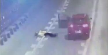 惊险女子横躺高速路中间怎么回事:这是你家舞台吗 惊险女子横躺高速路中间怎么回事:这是你家舞台吗