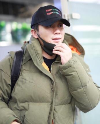 李晨独自现身机场怎么回事:被爆出席范丞丞颁奖活动 李晨独自现身机场怎么回事:被爆出席范丞丞颁奖活动