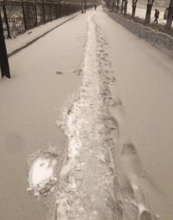 乌鲁木齐下黄雪：市民们突发奇想好想上去咬一口