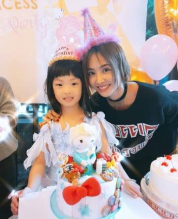 蔡依林为侄女庆生：冒牌狗狗蛋糕你想要哪一个
