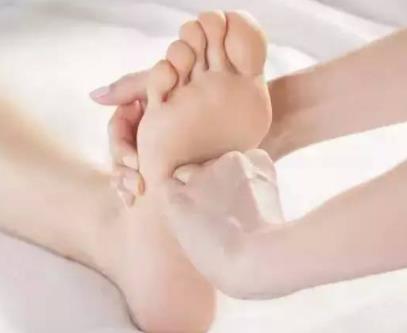 女人手脚冰凉是什么原因:经常手脚冰凉该如何调理 女人手脚冰凉是什么原因:经常手脚冰凉该如何调理