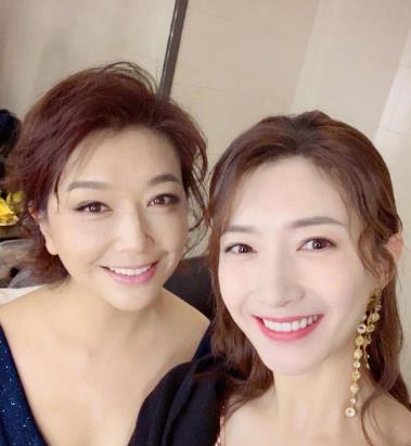 江疏影晒与江珊合照：笑称其为传说中的妈妈