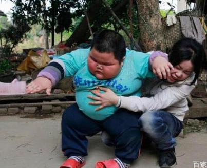 3岁男孩体重120斤:母亲辞职帮助儿子减肥 3岁男孩体重120斤:母亲辞职帮助儿子减肥