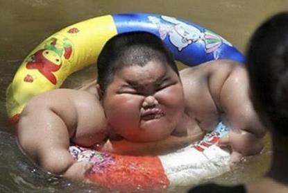 3岁男孩体重120斤:母亲辞职帮助儿子减肥 3岁男孩体重120斤:母亲辞职帮助儿子减肥